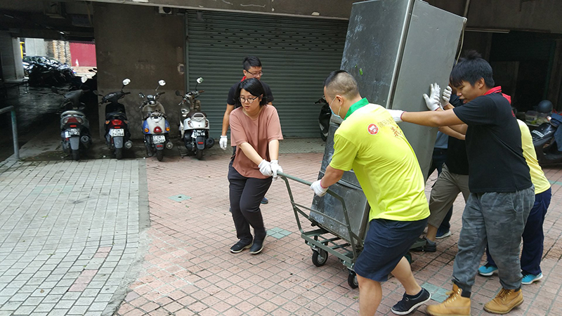 在颱風過後與義工隊一同幫助大廈居民清理垃圾